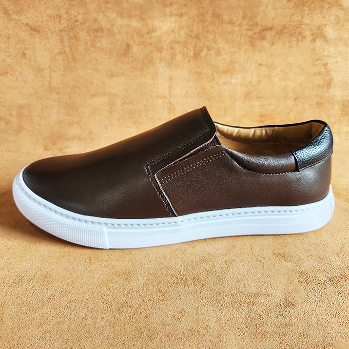 Lightweight 100% Leather Sneaker